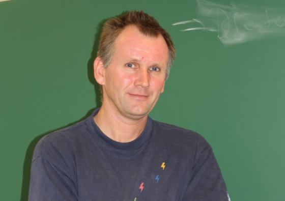 Jan Petter Hansen leder institutt for fysikk og teknologi.