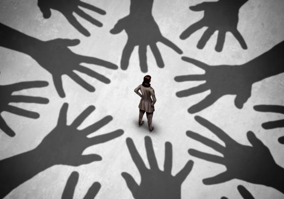 Illustrasjon av en kvinne som står i midten omringet av hender.