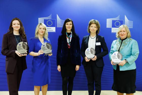 The four winners of the first EU Award for Gender Equality (from the left): Niamh O’Reilly (Maynooth University), Allison Kenneally (South East Technological University), Mariya Gabriel (European Commissioner), Annika Östman Wernerson (Karolinska Insitute) and Lorraine Leeson (Trinity College Dublin). (Photo: EU / Christophe Licoppe)