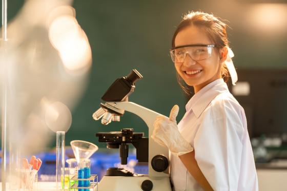 Bilde av en ung, kvinnelig kjemiker i en lab