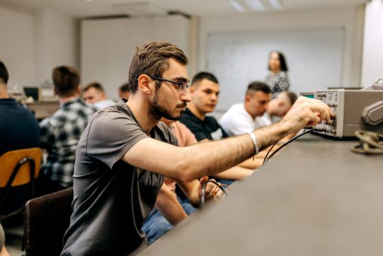 En gruppe mannlige ingeniørstudenter sitter og jobber i et klasserom