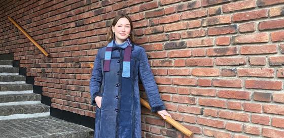 Stipendiat Thora Bjørke Sandberg i trappen utenfor Institutt for samfunnsforskning