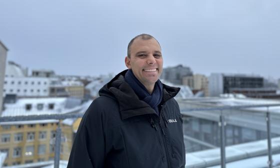 Portrettbilde av prorektor og Kif-leder Carl Thodesen, med Oslo sentrum i bakgrunnen