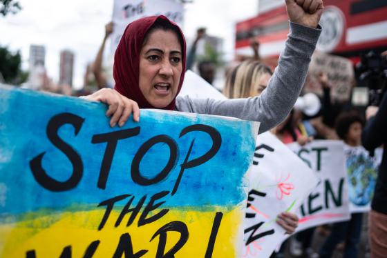Kvinne demonstrerer med plakat "Stop the war" i Ukraina