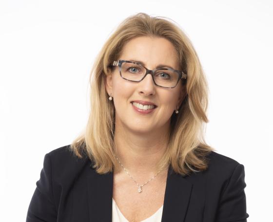 Portrettbilde av Silje Aspholm Hole, direkt&oslash;r for strategi, kommunikasjon og virksomhetsst&oslash;tte ved Institutt for energiteknikk (IFE)