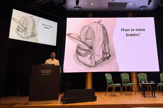 Sahayathasan Kaithampillai fra OsloMet-prosjektet «Hvor er mine brødre?» på scenen under Kif-konferansen
