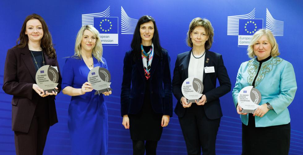 The four winners of the first EU Award for Gender Equality (from the left): Niamh O’Reilly (Maynooth University), Allison Kenneally (South East Technological University), Mariya Gabriel (European Commissioner), Annika Östman Wernerson (Karolinska Insitute) and Lorraine Leeson (Trinity College Dublin). (Photo: EU / Christophe Licoppe)