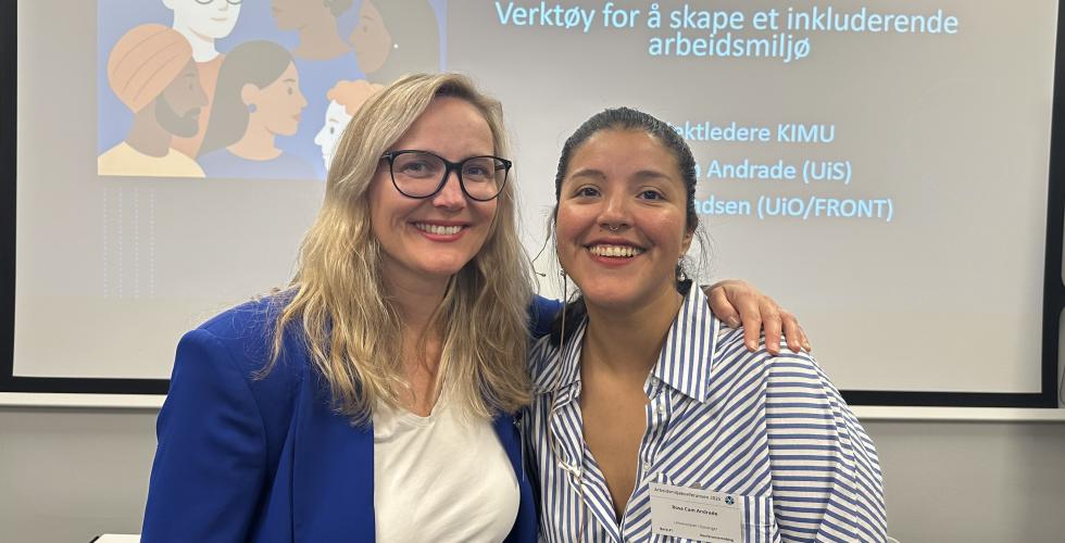 Portrettbilde av Marthe Amundsen og Rosa Cam Andrade framfor en powerpoint med tittel "Mangfold som strategisk ressurs. Verktøy for å skape et inkluderende arbeidsmiljø"."