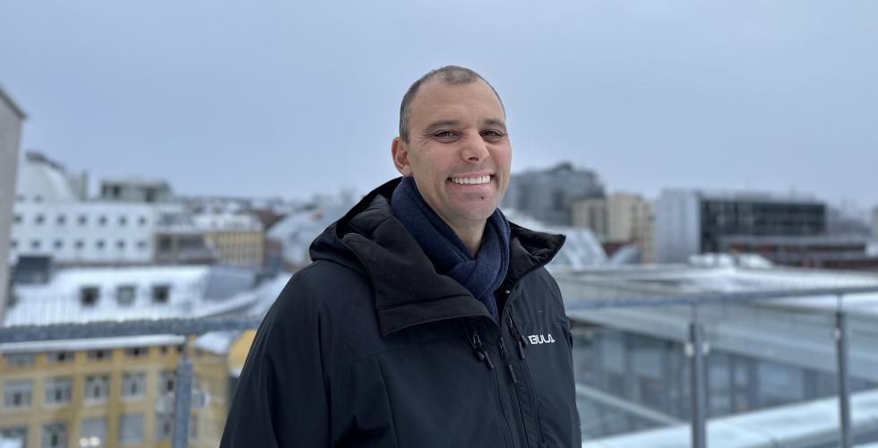 Portrettbilde av prorektor og Kif-leder Carl Thodesen, med Oslo sentrum i bakgrunnen