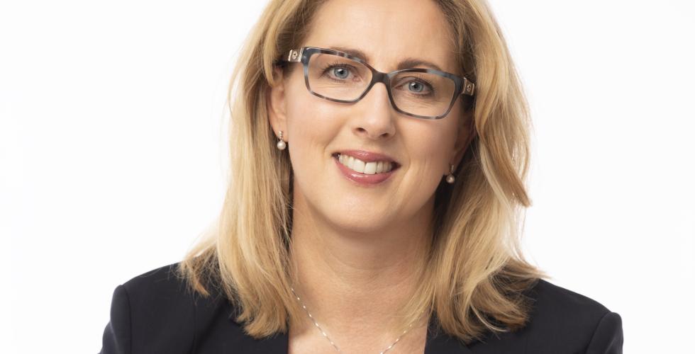 Portrettbilde av Silje Aspholm Hole, direkt&oslash;r for strategi, kommunikasjon og virksomhetsst&oslash;tte ved Institutt for energiteknikk (IFE)